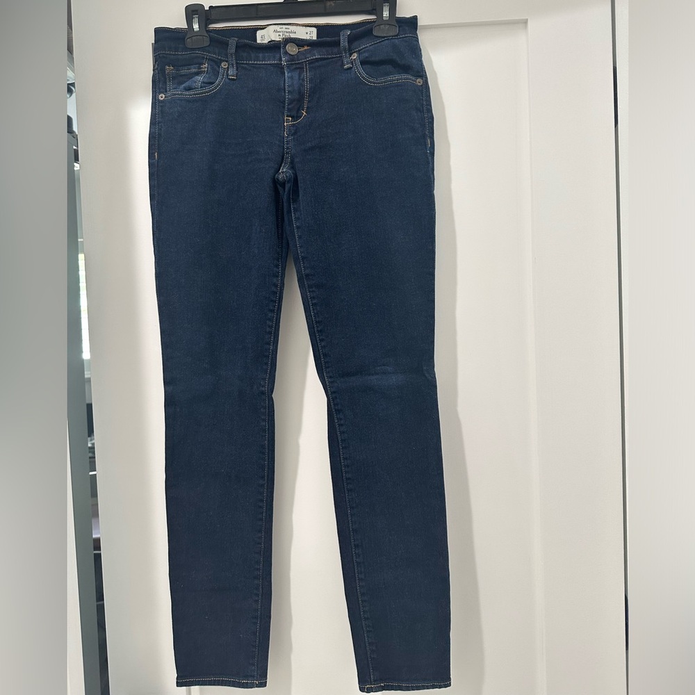 Abercrombie and Fitch women’s Jeans size 4s dark wash